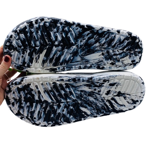 Crocs Sandals Classic Cozzzy Men's Black White Marble Tie Dye Slide Size 13 - Picture 11 of 13